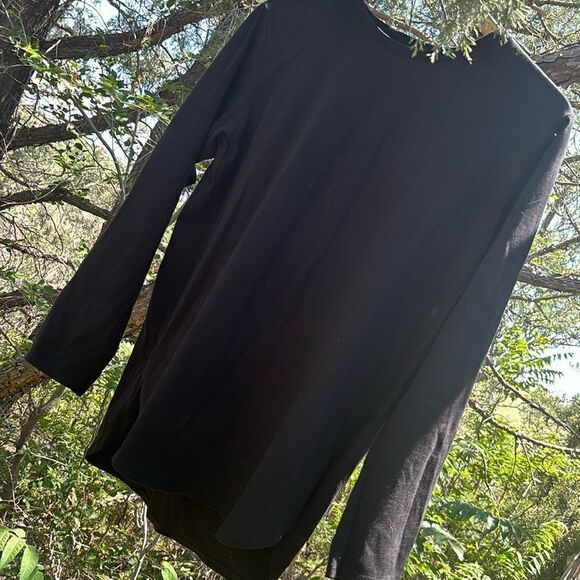 Uniqlo split hem black top - Picture 1 of 4